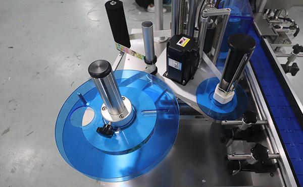 全自动高速贴标机,高速贴标机设备,贴标机厂家,高臻智能