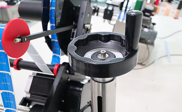 全自动贴标机,全自动贴标机厂家,贴标机生产厂家,高臻智能